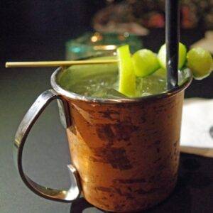 Moscow Mule Cocktail Becher mit Spieß in Bar